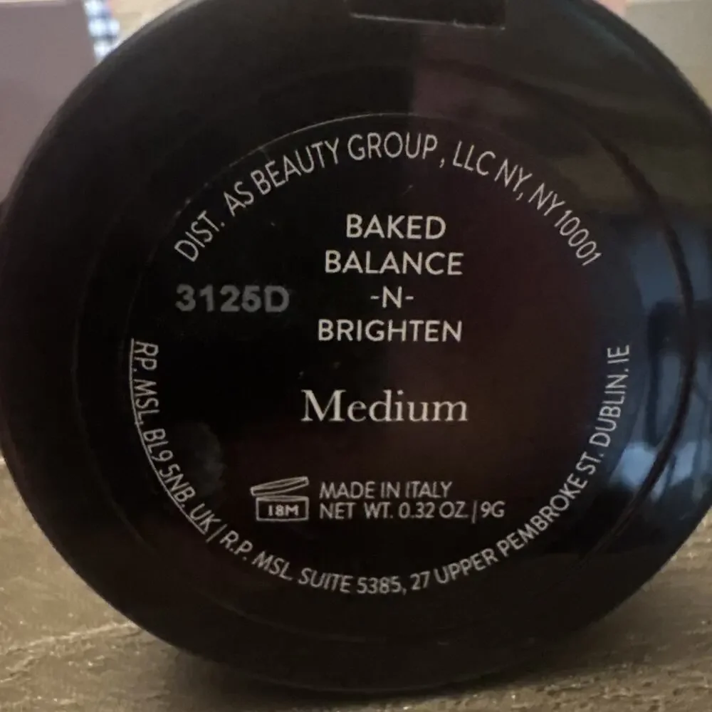 NIB Laura Geller Baked Balance-N-Brighten Color Correcting Foundation Medium